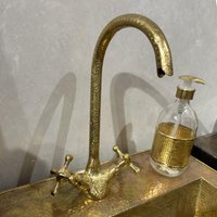 Unlackierter Messing-Waschbecken-Hahn, Gravierter Schwanenhals-Waschtisch-Hahn, Einloch-Badezimmerhahn Unlackierter Messing-Waschbecken-Hahn, Gravierter Schwanenhals-Waschtisch-Hahn, Einloch-Badezimmerhahn von BrassArtistry