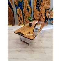 Handgefertigter Couchtisch Aus Nussbaum Epoxy Moderner Mitteltisch von BraveWoodDesign