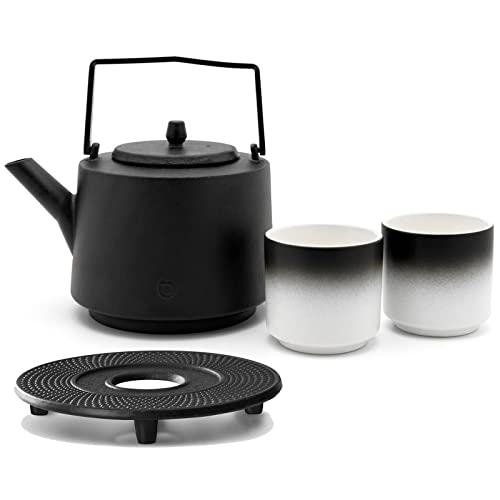 Bredemeijer 4-tlg. Gusseisen Tee Set 1.2 Liter Teekanne mit Kannenuntersetzer & 2 Porzellan-Tassen (Becher) & Edelstahl-Teefilter - ideal für lose Teesorten von Bredemeijer