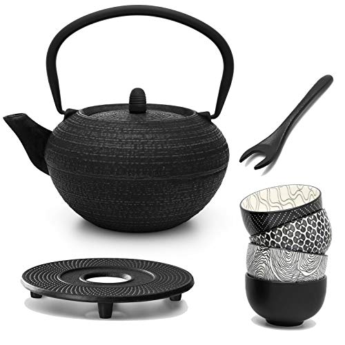 Bredemeijer schwarze runde gusseiserne Asia Teekanne 1.2 Liter & mit Henkel & Edelstahl Tee-Filter Sieb-Einsatz für losen Tee & 4 Porzellan Teebecher gusseisernem Untersetzer & Deckelheber von Bredemeijer