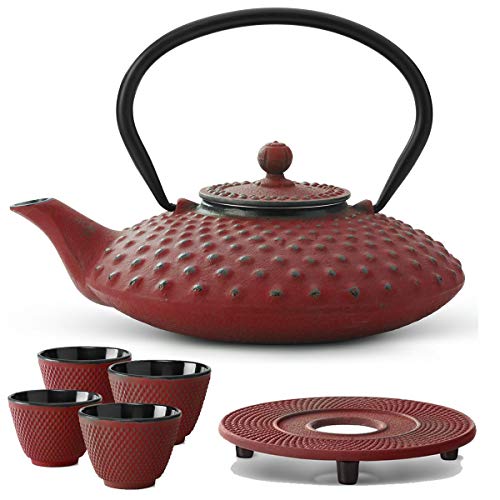 Teekanne asiatisch Gusseisen Set rot 0.8 Liter mit Henkel & Edelstahl Tee-Filter-Sieb-Einsatz für losen Tee & Untersetzer und Teebecher (4 Tassen) von Bredemeijer