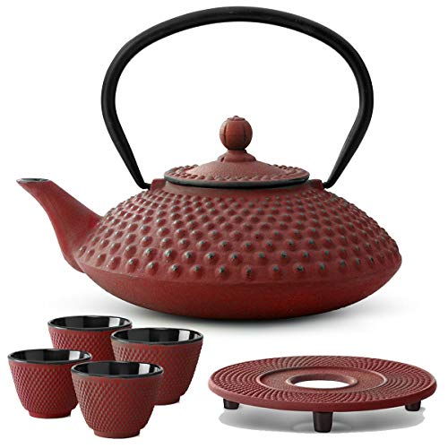 Teekanne asiatisch Gusseisen Set rot 1.25 Liter mit Henkel & Edelstahl Tee-Filter-Sieb-Einsatz für losen Tee & Untersetzer und Teebecher (4 Tassen) von Bredemeijer