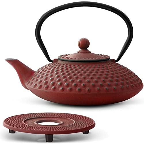 große rote Asia Teekanne Gusseisen Set 1.25 Liter Teekessel mit Henkel & Edelstahl Tee-Filter-Sieb-Einsatz für losen Tee und Untersetzer von Bredemeijer