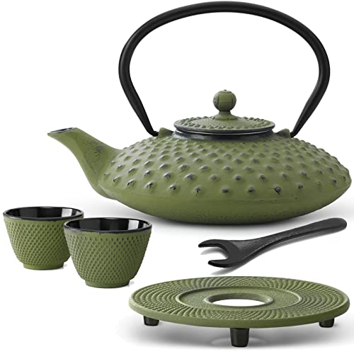 Teekanne asiatisch Gusseisen Set 0.8 Liter - grüne Gusskanne mit Henkel & Edelstahl Tee-Filter Sieb-Einsatz für losen Tee & 2 Teebecher (Tassen) & Untersetzer &Deckelheber von Bredemeijer