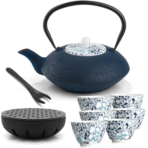 Bredemeijer Teekanne asiatisch Gusseisen Set 1.2 Liter - blaue Gusskanne mit Henkel & Edelstahl Tee-Filter Sieb-Einsatz für losen Tee & Porzellan Teebecher (6 Tassen) & Stövchen &Deckelheber von Bredemeijer