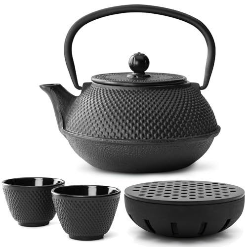 Teekanne asiatisch Gusseisen Set schwarz 0.8 Liter Teekessel mit Henkel & Edelstahl Tee-Filter Sieb-Einsatz & 2 Teebecher schwarz inkl. Stövchen Teekanne asiatisch Gusseisen Set schwarz 0.8 Liter Teekessel mit Henkel & Edelstahl Tee-Filter Sieb-Einsatz & 2 Teebecher schwarz inkl. Stövchen von Bredemeijer