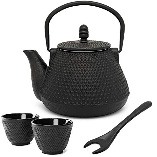 Teekanne asiatisch Gusseisen Set - schwarze Gusskanne mit Henkel 0.8 Liter & Edelstahl Tee-Filter-Sieb-Einsatz für losen Tee & 2 Teebecher (Tassen) & Deckelheber von Bredemeijer