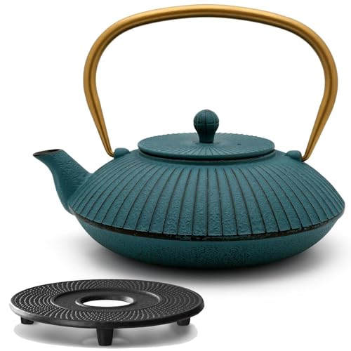 blaue flache Teekanne 1.1 Liter Gusseisen - Gusskanne Set im asiatischen Design & Edelstahl Tee-Filter Sieb-Einsatz für losen Tee & Kannenuntersetzer blaue flache Teekanne 1.1 Liter Gusseisen - Gusskanne Set im asiatischen Design & Edelstahl Tee-Filter Sieb-Einsatz für losen Tee & Kannenuntersetzer von Bredemeijer