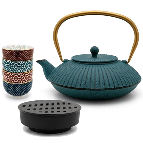 flache blaue Teekanne 1.1 Liter Gusseisen - Gusskanne Set im asiatischen Stil & Edelstahl Tee-Filter Sieb-Einsatz für losen Tee & 4 Porzellan Tee-Becher & Teewärmer von Bredemeijer