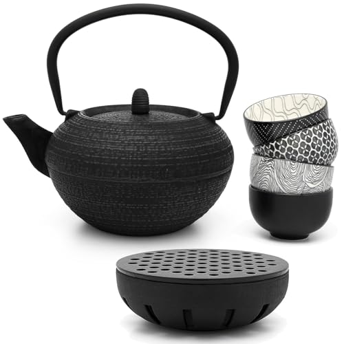 Bredemeijer schwarze runde gusseiserne Asia Teekanne 1.2 Liter & mit Henkel & Edelstahl Tee-Filter Sieb-Einsatz für losen Tee & 4 Porzellan Teebecher & gusseisernem Teewärmer von Bredemeijer