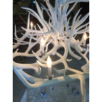 Hochglänzender Weißer Großer Geweih Kronleuchter Hochglänzender Weißer Großer Geweih Kronleuchter von BreedloveDesigns