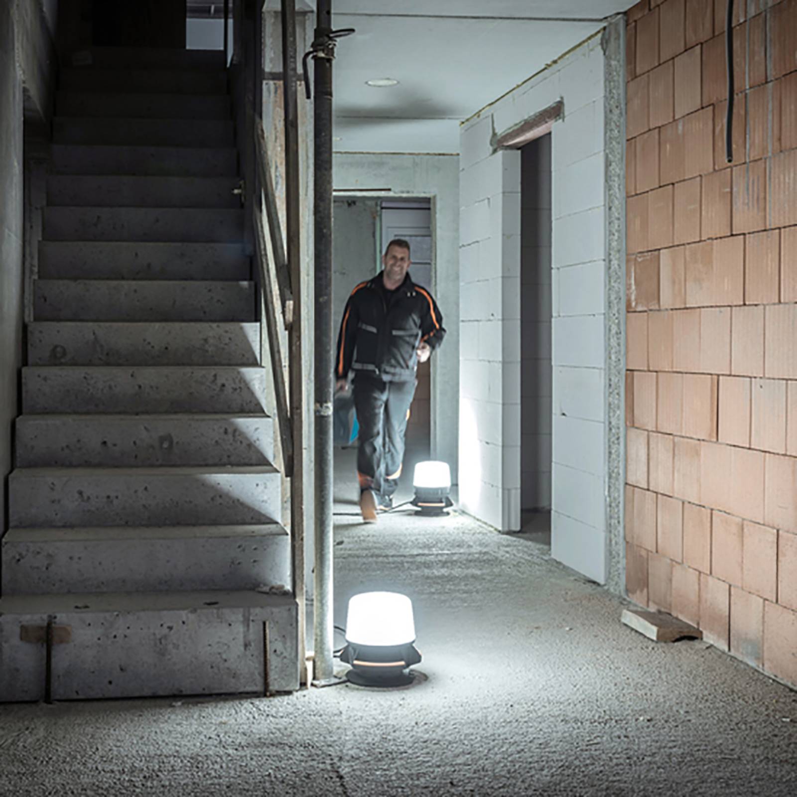 LED-Baustrahler ORUM 5050 M 360° mit Steckdose von Brennenstuhl