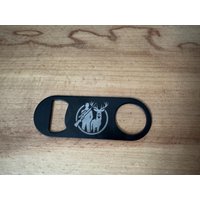 Flaschenöffner Bieröffner Gravur Geschenk Überraschung Papa Opa Graviert Geburtstag Jäger Flaschenöffner Bieröffner Gravur Geschenk Überraschung Papa Opa Graviert Geburtstag Jäger von Brennpunktholz