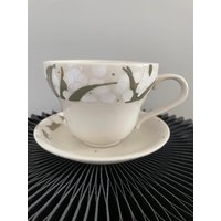 Handgemachtes Und Bemaltes Porzellan "Maiglöckchen" Tee-/Kaffee-Tasse Mit Untertasse ." von Brepdice