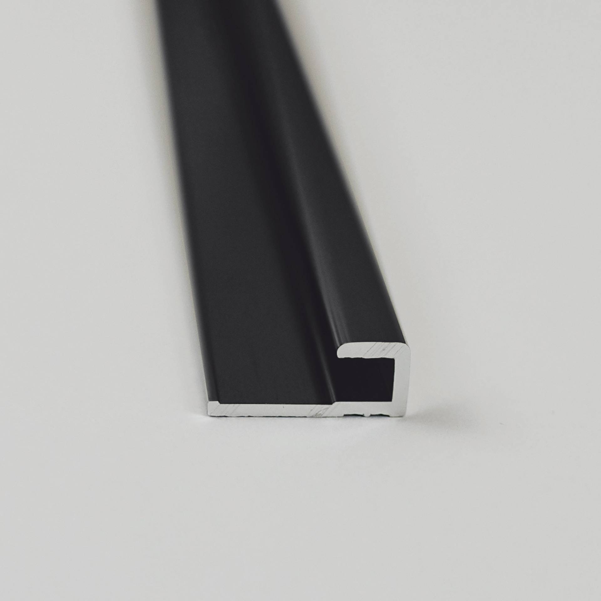 Breuer Abschlussprofil für Rückwandplatten, eckig, schwarz matt, 2100 mm von Breuer