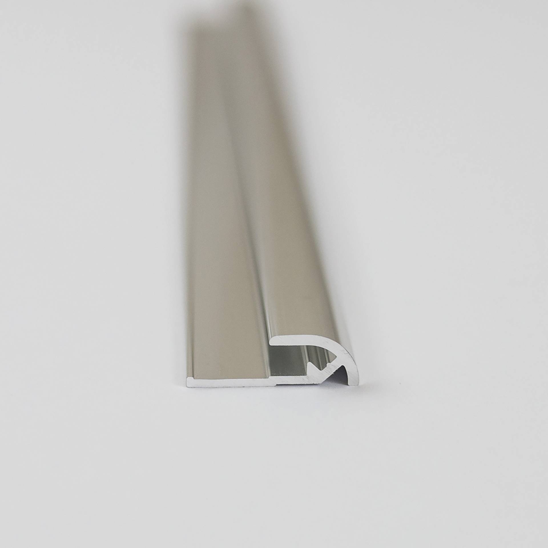 Breuer Abschlussprofil für Rückwandplatten, rund, alu chromeffekt, 2100 mm von Breuer