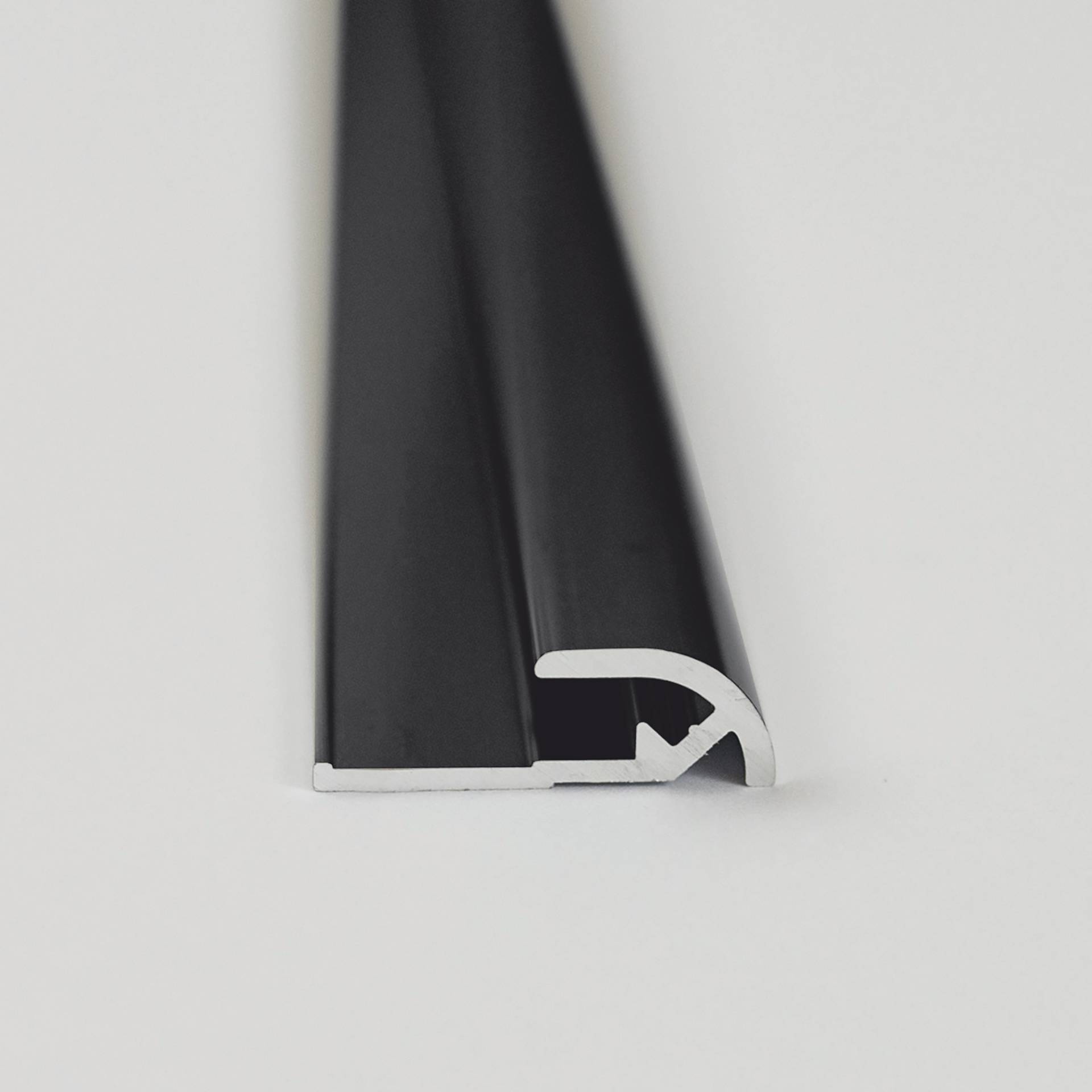 Breuer Abschlussprofil für Rückwandplatten, rund, schwarz matt, 2100 mm von Breuer