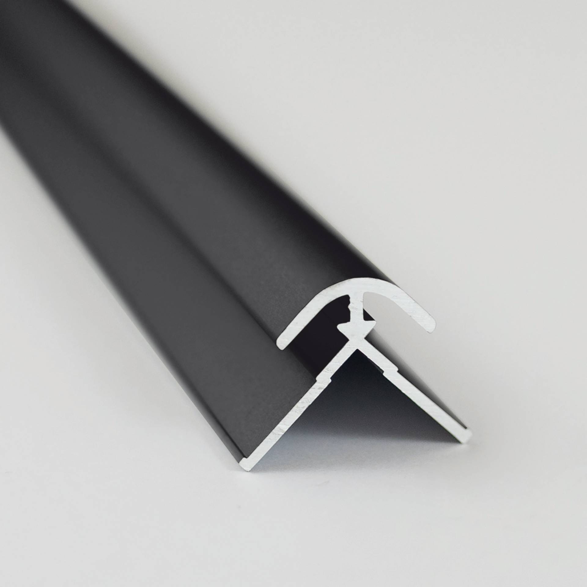 Breuer Verbindungsprofil für Rückwandplatten, Ecke außen, schwarz matt, 2100 mm von Breuer