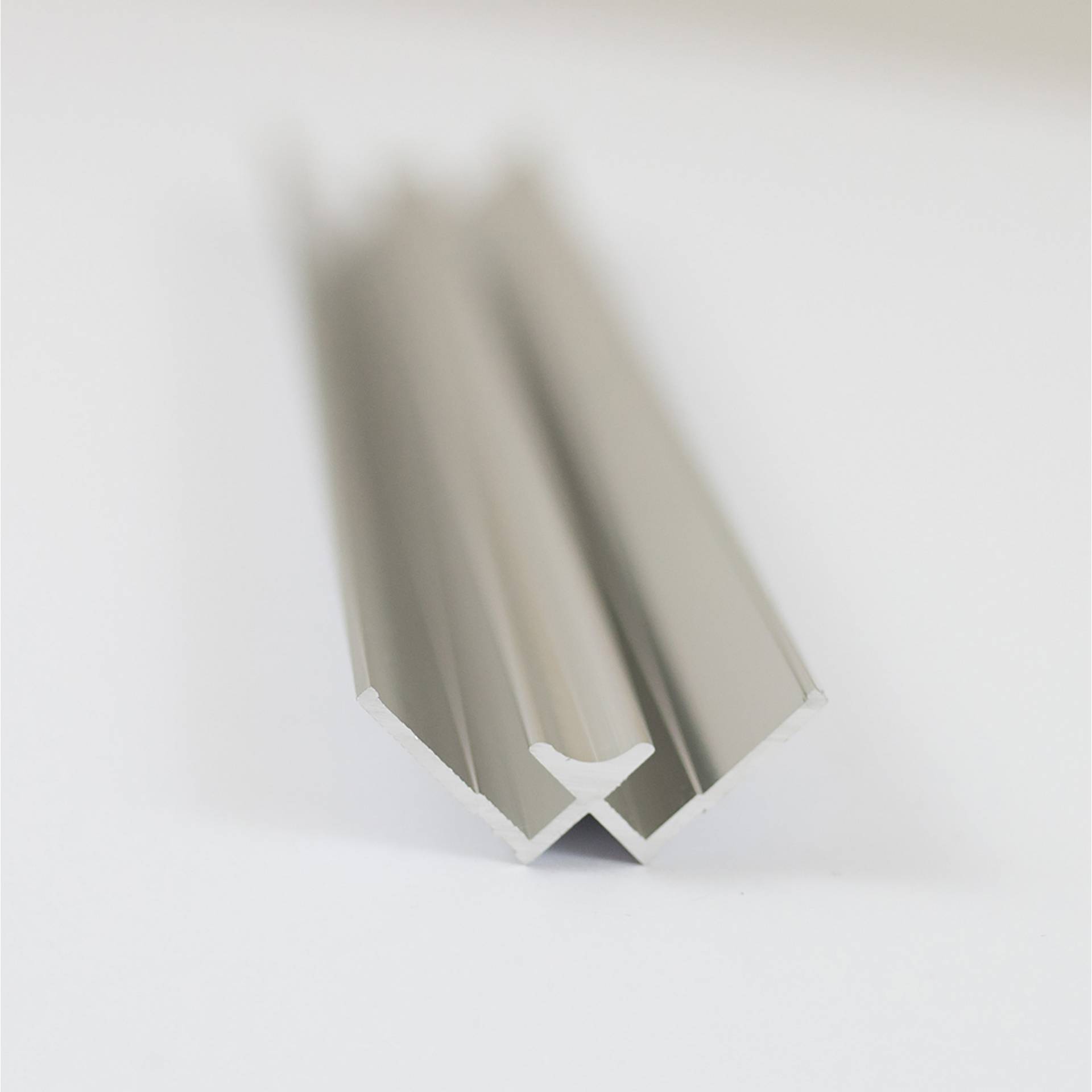 Breuer Verbindungsprofil für Rückwandplatten, Ecke innen, alu chromeffekt, 2550 mm von Breuer