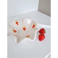 Handbemalte Schüssel Mit Erdbeeren, Einzigartige Schale Für Obst Oder Müsli, Handgemachtes Geschenk Mädchen, Wohnkultur von BriCeramics