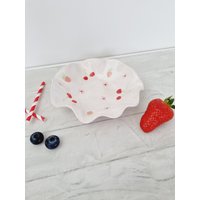 Handgemachte Keramik Erdbeer Schüssel Handbemalt Mit Erdbeeren Und Kirschen Obst Oder Müsli Tulpenschale Geburtstagsgeschenk Für Obstliebhaber von BriCeramics