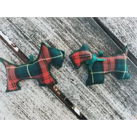 Scottie Rot Und Grün Tartan Ornament von BrickLaneSewingCo