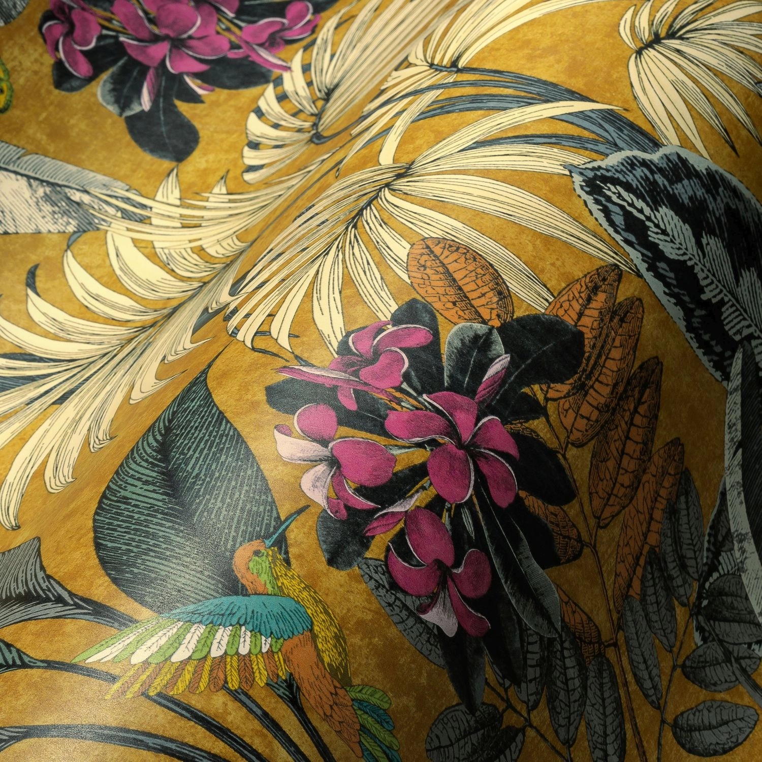 Bricoflor Gelbe Tapete Floral mit Kolibri und Schmetterling Palmen Vliestapete mit Vögeln in Senf Gelb Ideal für Wohnzimmer von Bricoflor