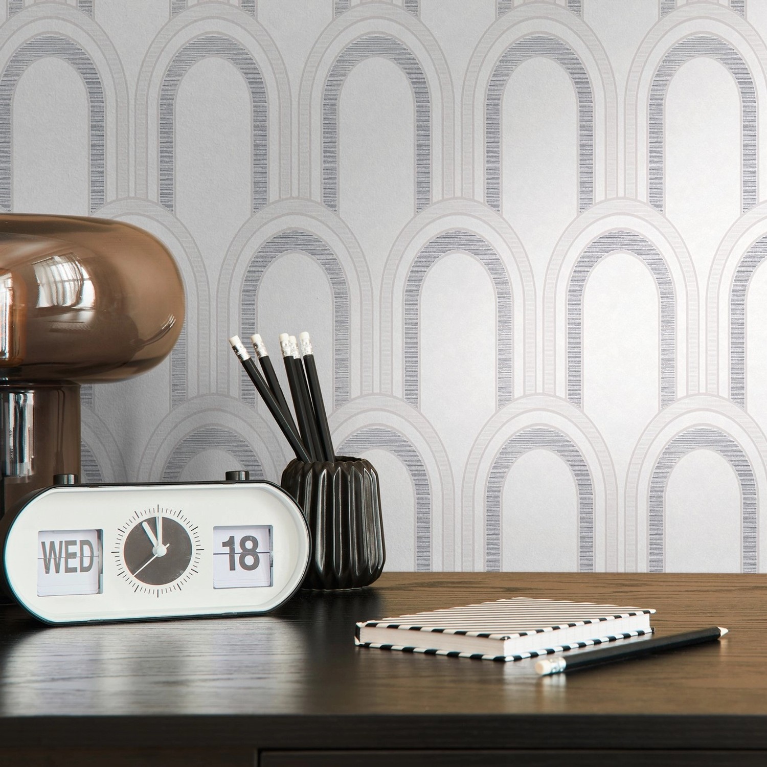 Bricoflor 20Er Jahre Tapete Weiß Silber Für Badezimmer Und Schlafzimmer Art Déco Vliestapete Mit Bogen Muster Mit Metallic Effekt von Bricoflor