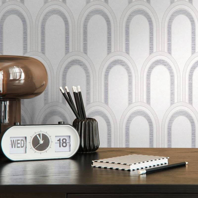 Bricoflor 20Er Jahre Tapete Weiß Silber Für Badezimmer Und Schlafzimmer Art Déco Vliestapete Mit Bogen Muster Mit Metallic Effekt von Bricoflor