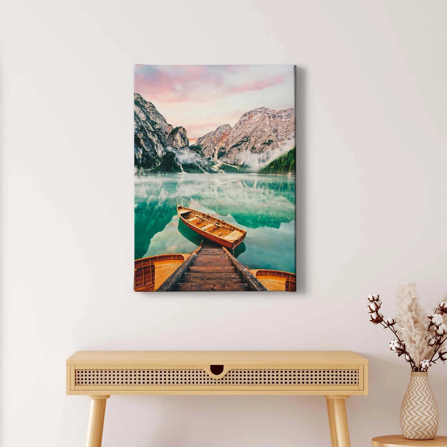 Bricoflor Wandbild Mit Bergsee Leinwand Bild Mit Steg An See Für Schlafzimmer Hochformat Bild Mit Berglandschaft Und Booten In Türkis Und Rosa von Bricoflor