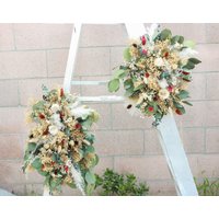 Bogen Tischdeko Arrangement in Neutralen Rostton Mit Eukalyptus Greenery & Pampasgras von Bridalwishdesign