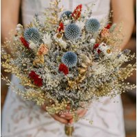 Dusty Blue Trockenblumenstrauß Burgund & Goldakzente von Bridalwishdesign