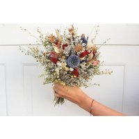 Dusty Blue Burgunder Bouquet/Gold Lebendiges Trockenblumen Lavendelbabys Getrocknetes + Konserviertes von Bridalwishdesign