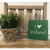 I Heart Irland Schild, Ich Liebe Kleines Holz St. Patricks Day Dekor, Austauschbares Saisonales Schild von BridgeandBloom