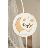 Baby Mond Namensschild, Halbmond Deko, Kinderzimmer Rund Holz Überbett Dekor, Weihnachtsgeschenk, Werdende Mama Geschenk von BrightGiftUS