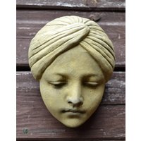 Art-Deco-Stil Mädchen Gesicht Dekorative Stein Wandplakette von BrighthelmStone