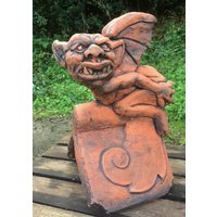 Mooning Gargoyle Dachbekrönung 90 Grad Abgewinkelt Oder Halbrunder Dekorativer Steinkammziegel Ursprüngliches Design von BrighthelmStone