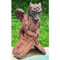 st. George's Dragon Abgewinkelter Dachabschluss von BrighthelmStone