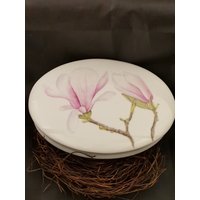 Ovale Dose - Handbemalt- Mit Motiv Magnolienzweigen, Gebäckschale Oder Andere Leckereien, Einzelstück Ovale Dose - Handbemalt- Mit Motiv Magnolienzweigen, Gebäckschale Oder Andere Leckereien, Einzelstück von BrigitteKreativ