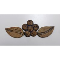 Mosaikfliese/Gartenschmuck/Keramikfliese "Stilisierte Blüte"Mit 2 Blättern, Lederfarben, Blau Strukturiert Mosaikfliese/Gartenschmuck/Keramikfliese "Stilisierte Blüte"Mit 2 Blättern, Lederfarben, Blau Strukturiert von BrigittePeglow