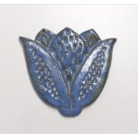 Mosaikfliese/Gartenschmuck/Keramikfliese "stilisierte Tulpenblüte", Leuchtendblau Glänzend Mosaikfliese/Gartenschmuck/Keramikfliese "stilisierte Tulpenblüte", Leuchtendblau Glänzend von BrigittePeglow