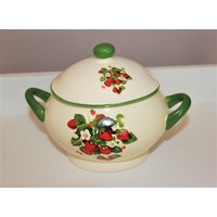 Vintage Keramik Kasserolle Erdbeerblüten Dekor Vintage Keramik Kasserolle Erdbeerblüten Dekor von BrillianceWrought