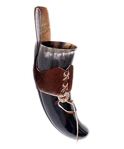Brillibrum Design Trinkhorn Becher echtes Kuhhorn poliert mit Griff Wikinger Becher Trink-Gefäß aus Horn Bierkrug Mittelalter Unikat Horntasse Met (400 ml, Kuhhorn mit Halter Kuhfell) von Brillibrum