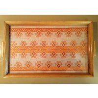Vintage 50Er Jahre Holz Rahmen Tablett Mit Besticktem Stoff Unter Glas Vintage 50Er Jahre Holz Rahmen Tablett Mit Besticktem Stoff Unter Glas von BriniMaxwell