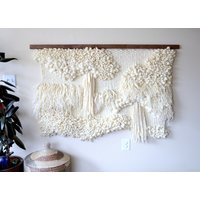 Großer Makramee Wandbehang - Moderner Neutraler Tapestry Aus Merinowolle Handgemachte Kunstfaser Für Schlafzimmer Oder Wohnzimmer von BroadwickFibers