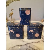 3 Deckeldosen, Sonne, Mond, Sterne, Für Kleine Kostbarkeiten, Schmuckaufbewahrung, Weihnachtsgeschenk, Boho Chic Boxen 80Er Jahre 3 Deckeldosen, Sonne, Mond, Sterne, Für Kleine Kostbarkeiten, Schmuckaufbewahrung, Weihnachtsgeschenk, Boho Chic Boxen 80Er Jahre von BrocAntiqueria