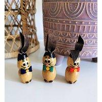 3 Erzgebirge Osterhasen, Handgefertigt Und Bemalt True Vintage, Osterhäschen Aus Holz Mit Lederöhrchen von BrocAntiqueria