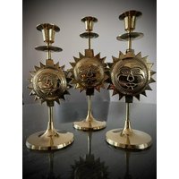 3Er Set Kerzenständer Aus Messing Mit Sonnendekor, Sonne, Mond Und Sterne von BrocAntiqueria