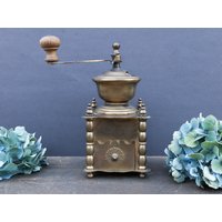 Vintage Kaffeemühle Aus Messing, Goldfarbene Metall, Landhaus-Chic-Dekor von BrocanteMaJolie