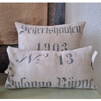 Rar 2 Kissen Aus Antiken Handgewebten Getreidesackleinenleinensackkörnersack Von 1903...schönes Leinenkissenprimitives Bauernkissen Rar 2 Kissen Aus Antiken Handgewebten Getreidesackleinenleinensackkörnersack Von 1903...schönes Leinenkissenprimitives Bauernkissen von BrocanteundAntikes